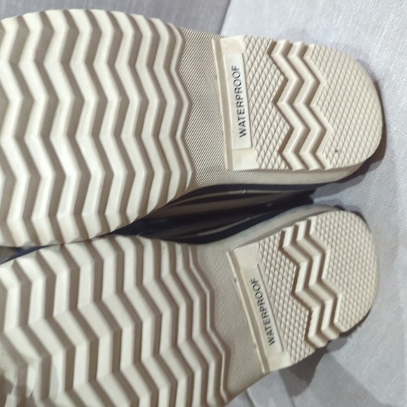 SOLD! Sorel Women's Black and Tan Winter Boots - Picture 7 of 7